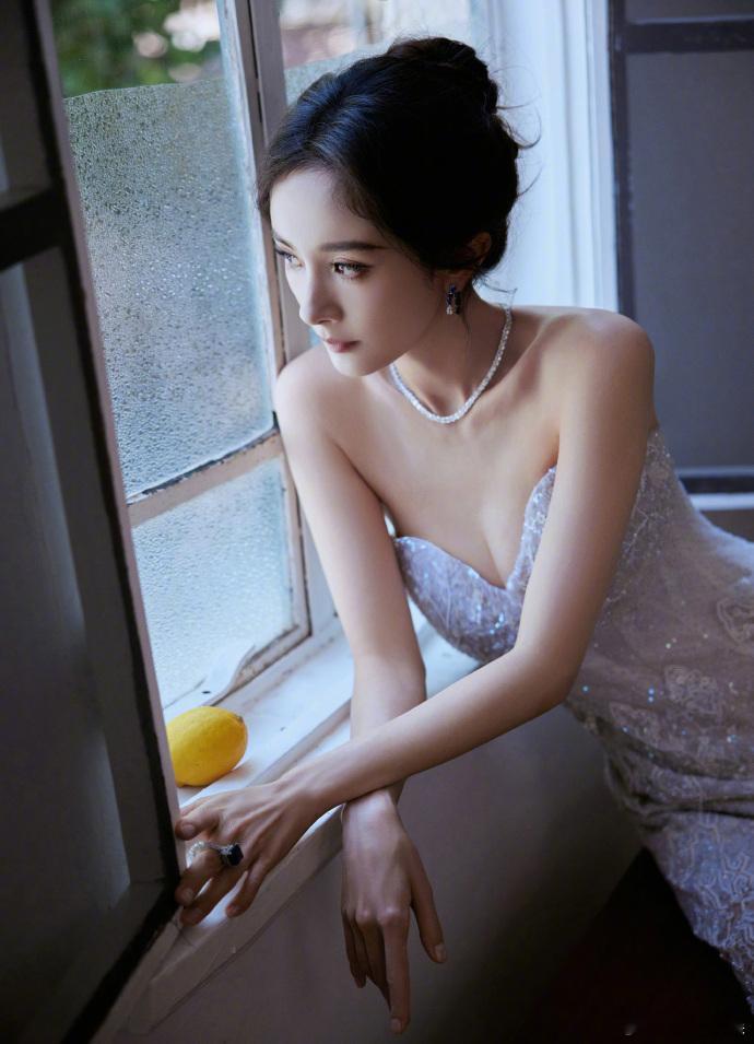 #杨幂抹胸碎钻裙##杨幂背部线条好A# 杨幂的这一身抹胸碎钻裙简直惊艳了时光！碎