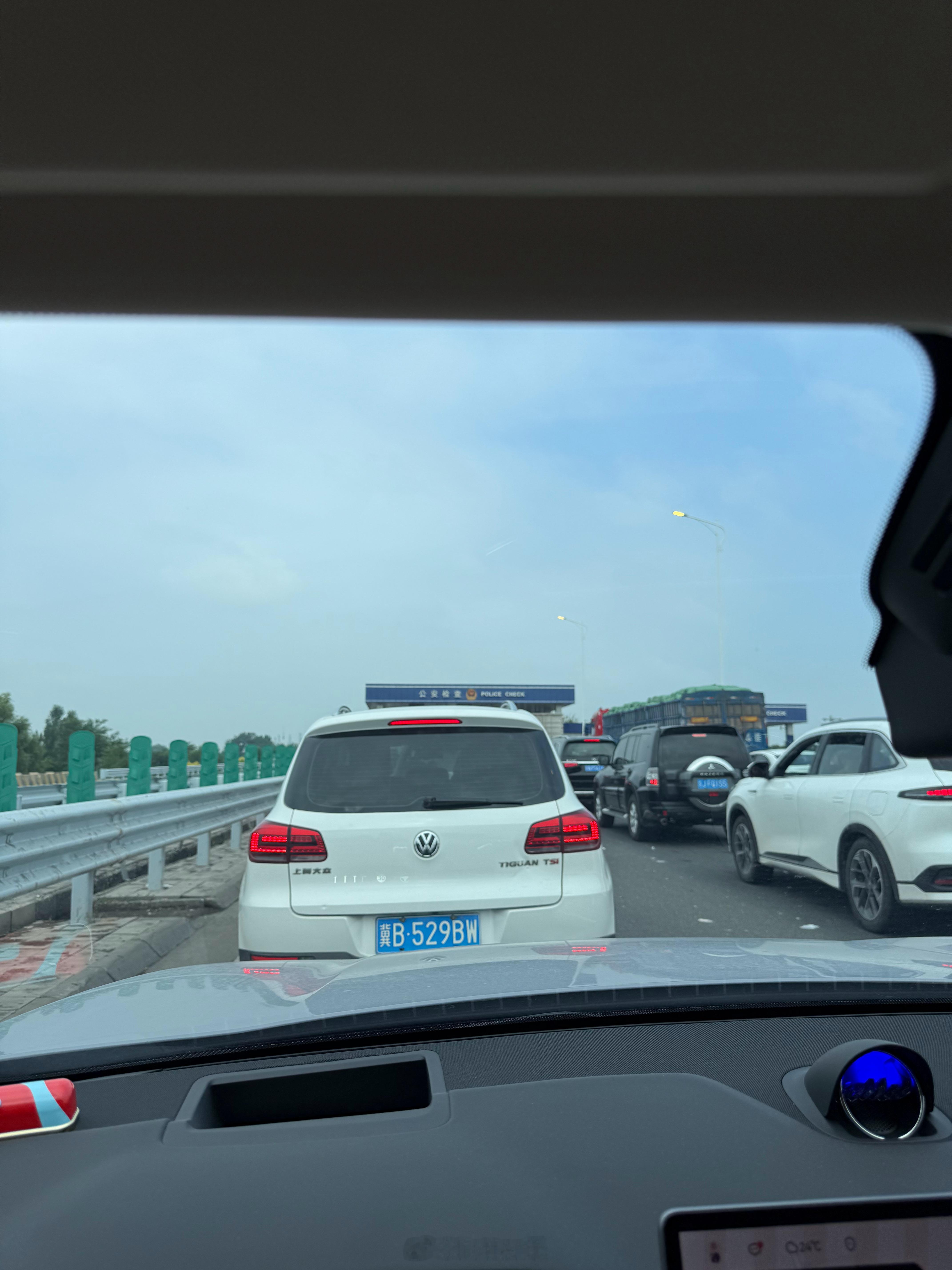 又到了检查站[苦涩][允悲]看样子至少得排半小时  ​​​
