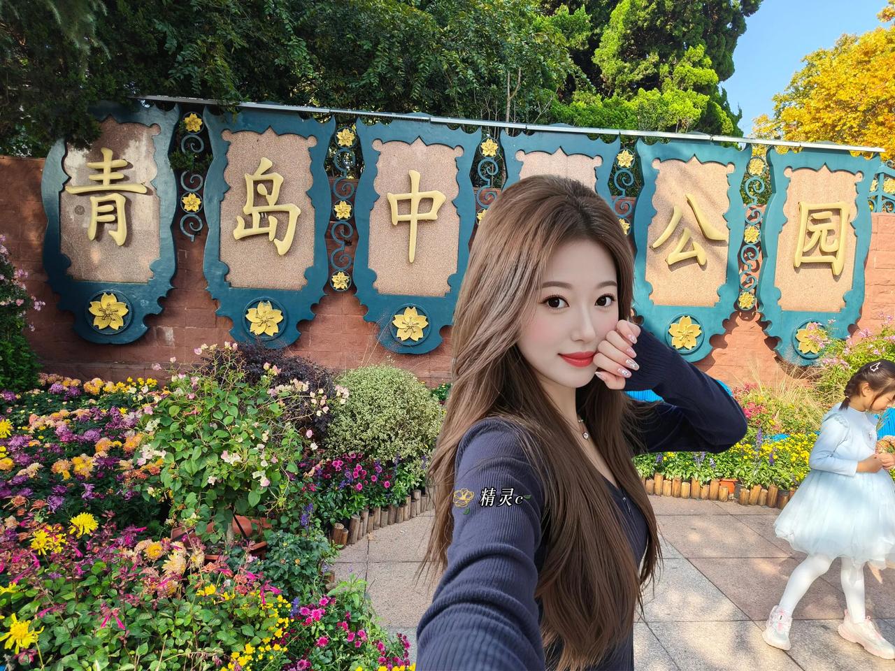 看秋日的菊花开得热烈张扬，与花海撞个满怀，每一次呼吸都是花香的甜，这大概就是秋天