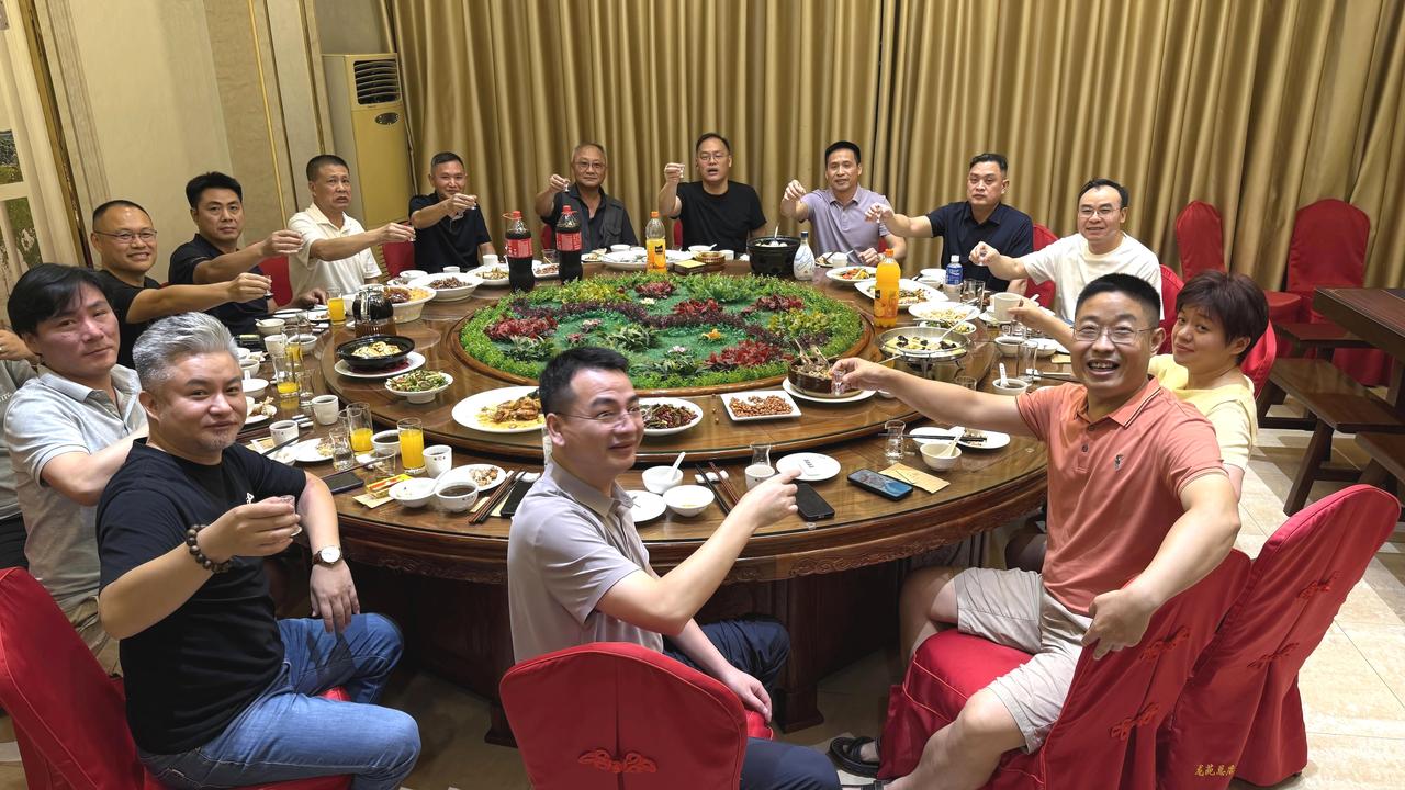 一张团聚照，二十载同事情！