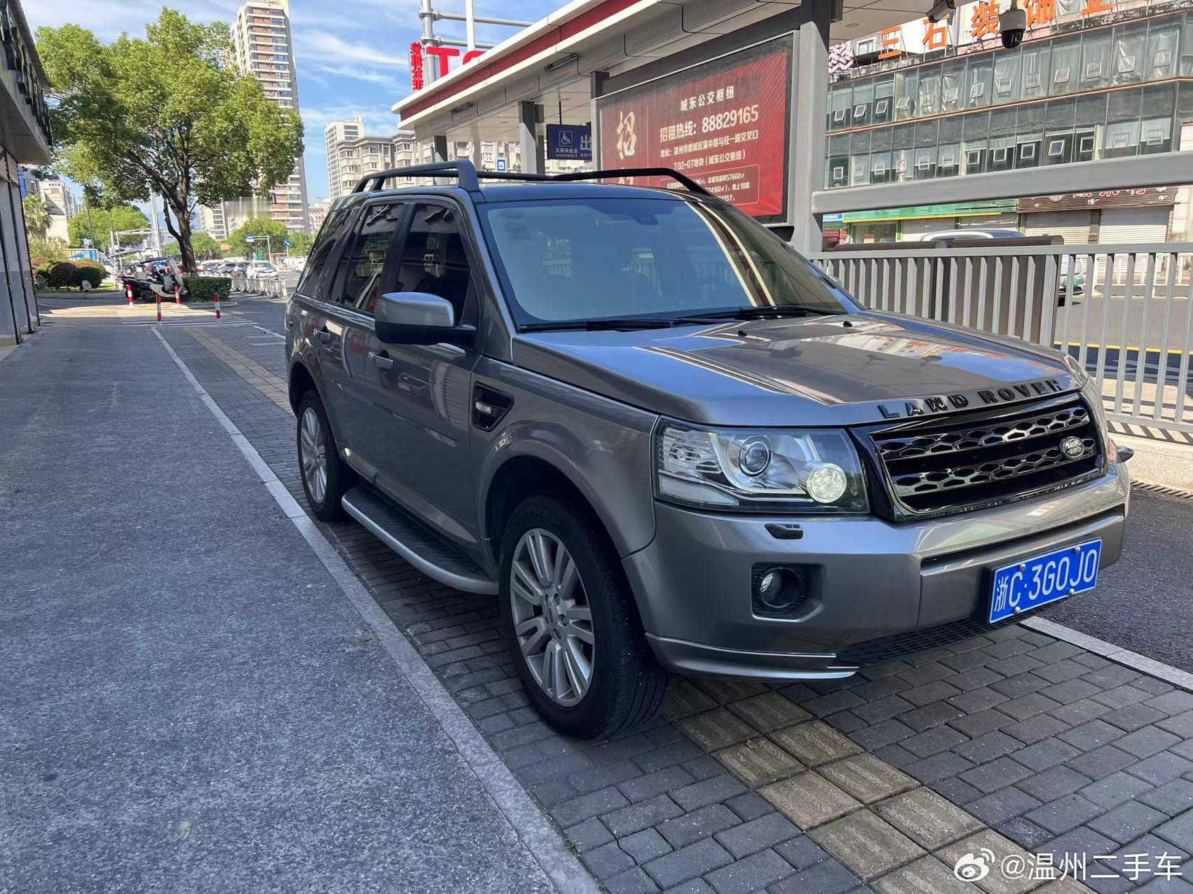 2013年路虎神行2，2.0T，黑色贴银色，保险到明年，大保养刚刚做完、价格3.