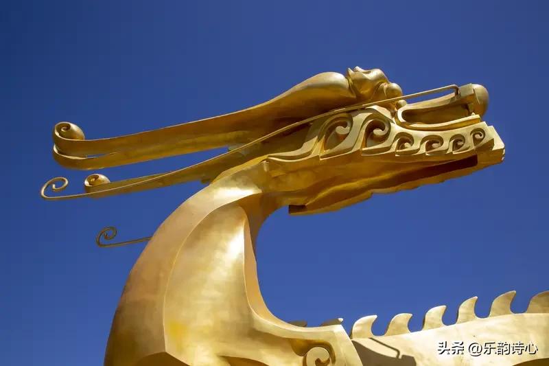 《二月二随笔》
二月春风紫气柔，
萌苏万物醒龙头。
又是一年风光好！
写首七律头