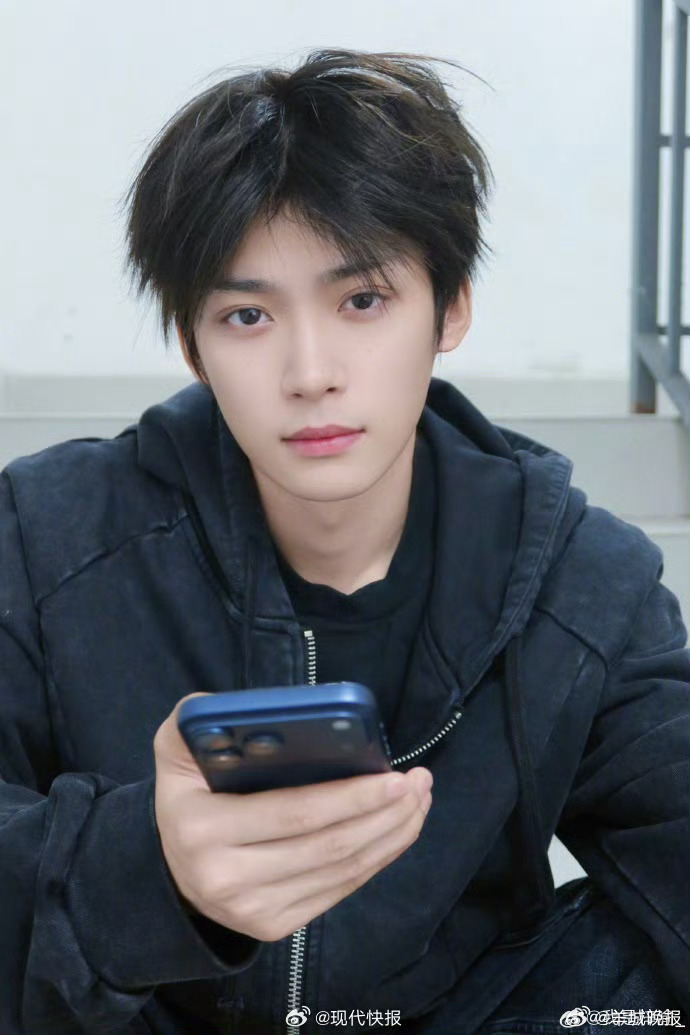 【#梓渝黑发顺毛造型#】4月10日，晒出自己生活近照：“321看这边！”网友：“