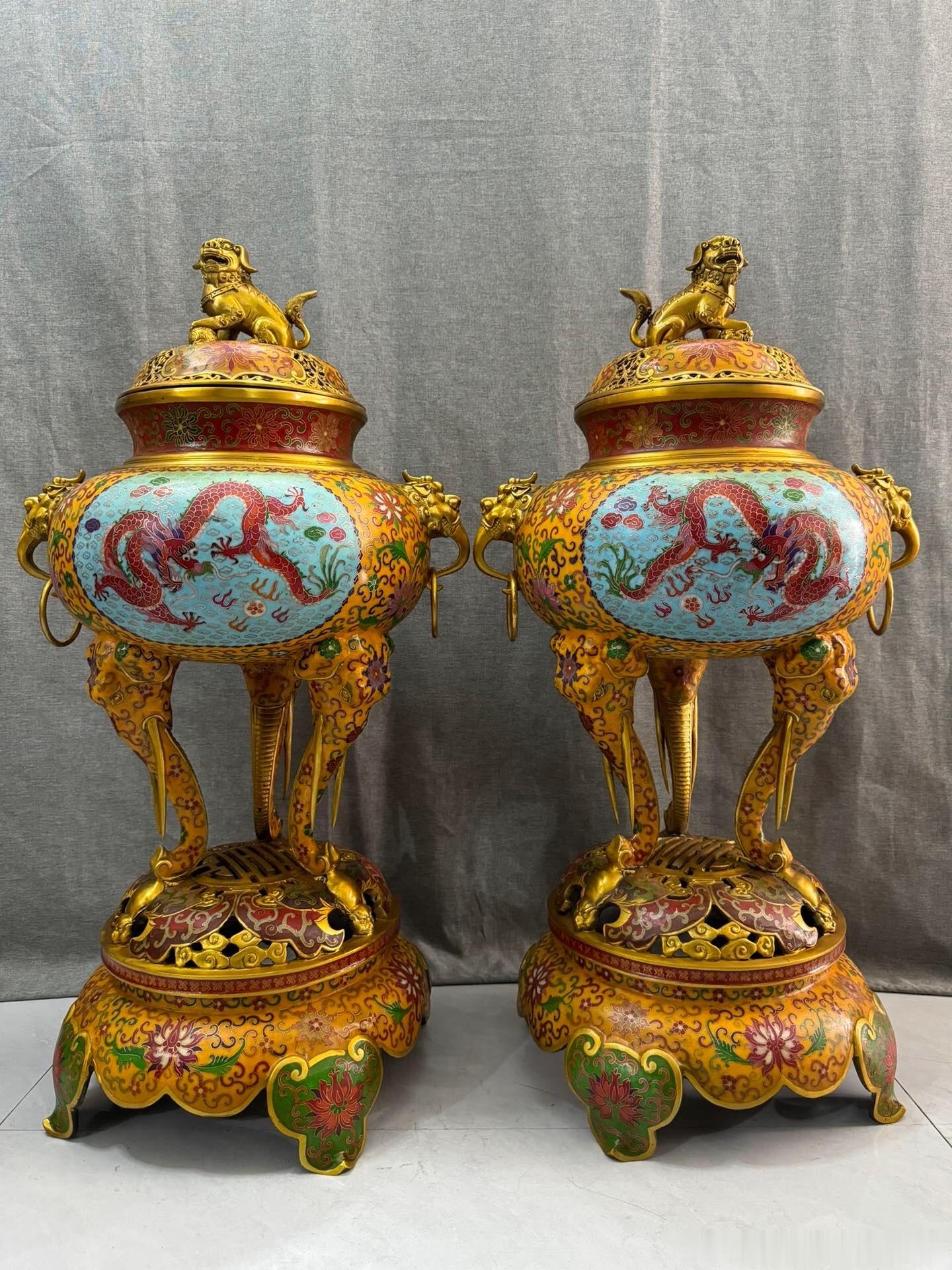 【铜胎掐丝珐琅（景泰蓝）三足熏炉】为仿古宫廷陈设器，整体造型华丽繁复。炉盖瑞狮为