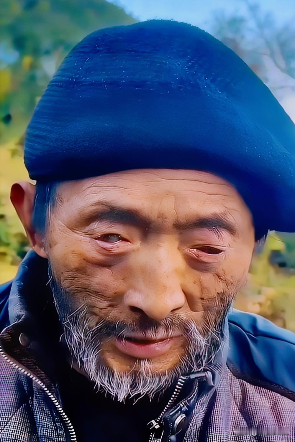 最狠的爱情什么样子？77岁老人把老伴埋在堂屋，十年顿顿多煮一把米。

主角是一位