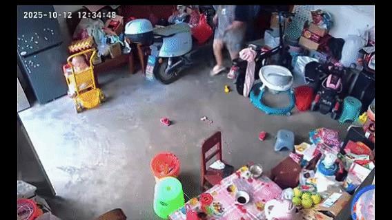 这是有多大的气，非得撒在孩子身上？
这么小的婴儿，看着有三四个月大，直接从婴儿车