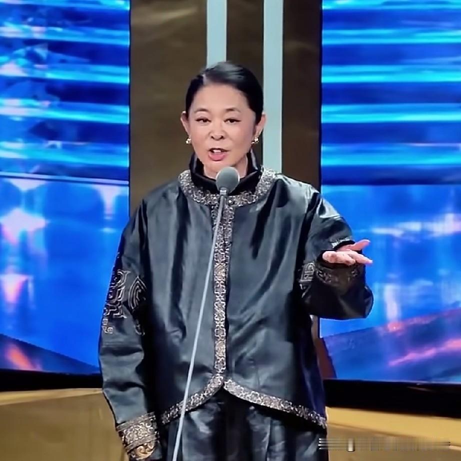 有人在评论区说，倪萍大姐，谁给你策划穿的这套衣服呀，哎呀妈呀，我感觉在告别呀。还