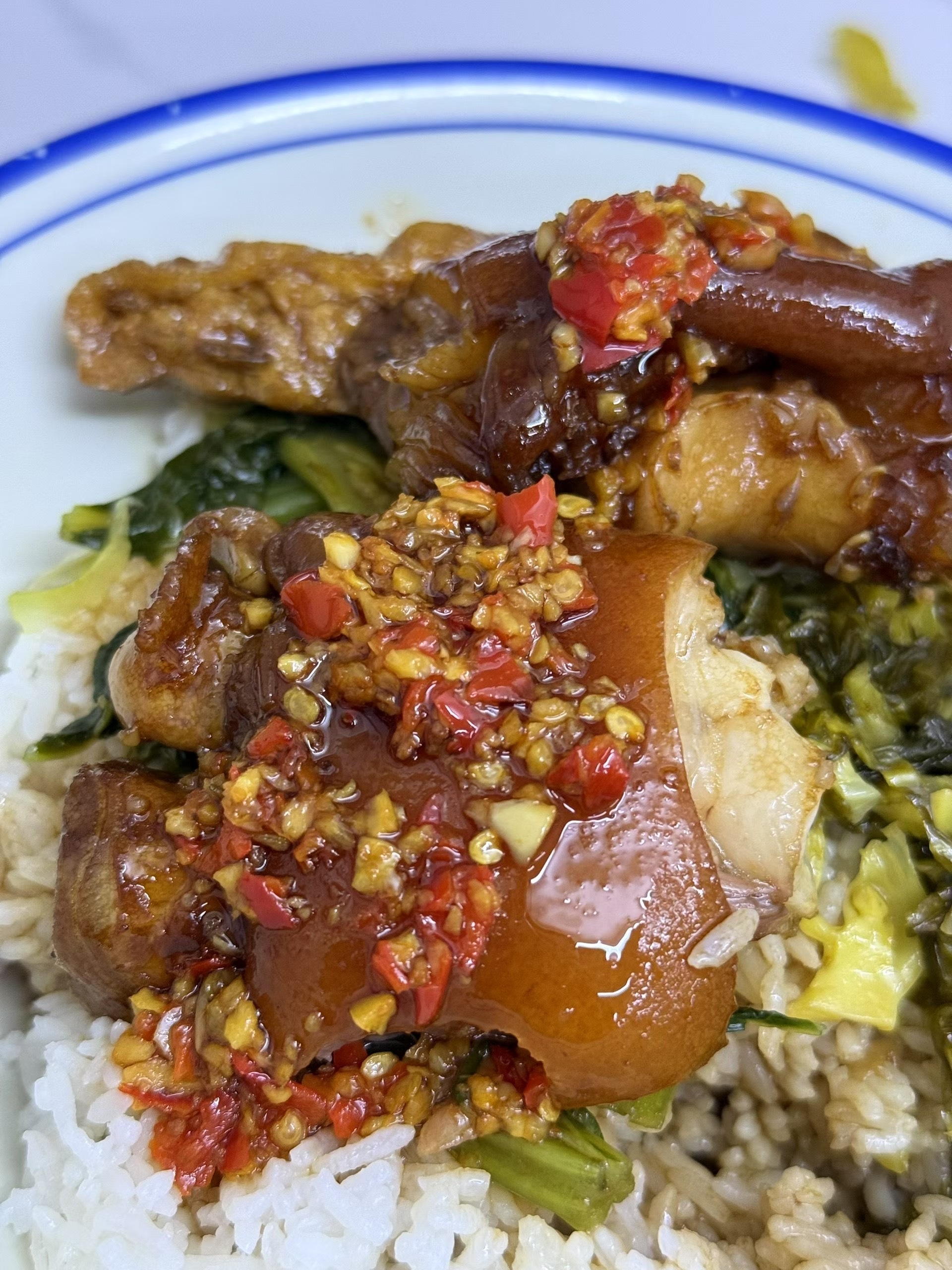 你还别说，这猪脚饭好些天没吃了，还挺想吃的，加点辣椒更香[嘻嘻] ​​​