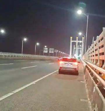 1月1日晚，福建泉州湾跨海大桥上，一辆打着双闪的车辆停在应急车道，车内物品完好，