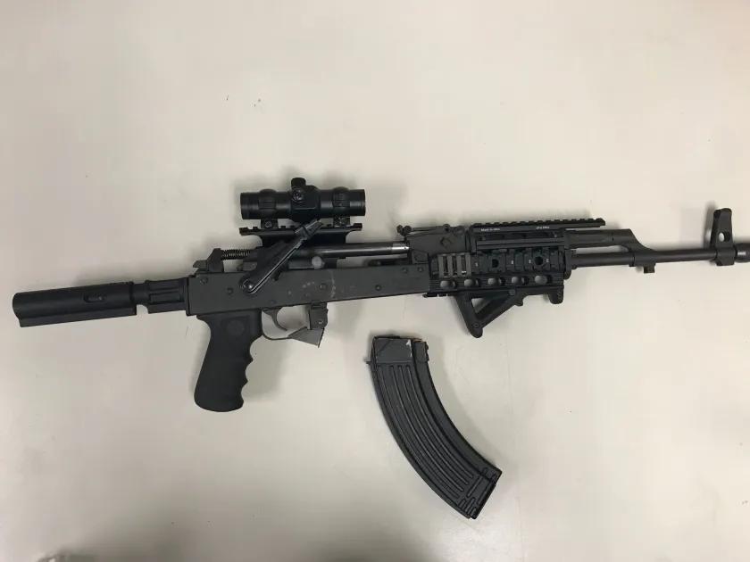 美国芝加哥警方从罪犯手中缴获的ak，没有上机匣盖，枪托也做了改装。
