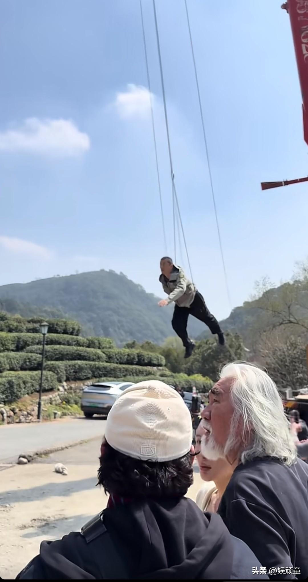 李亚鹏这次玩的有点大了！
今天李亚鹏在杭州拍视频，竟然出动了威亚，有威亚就算了，