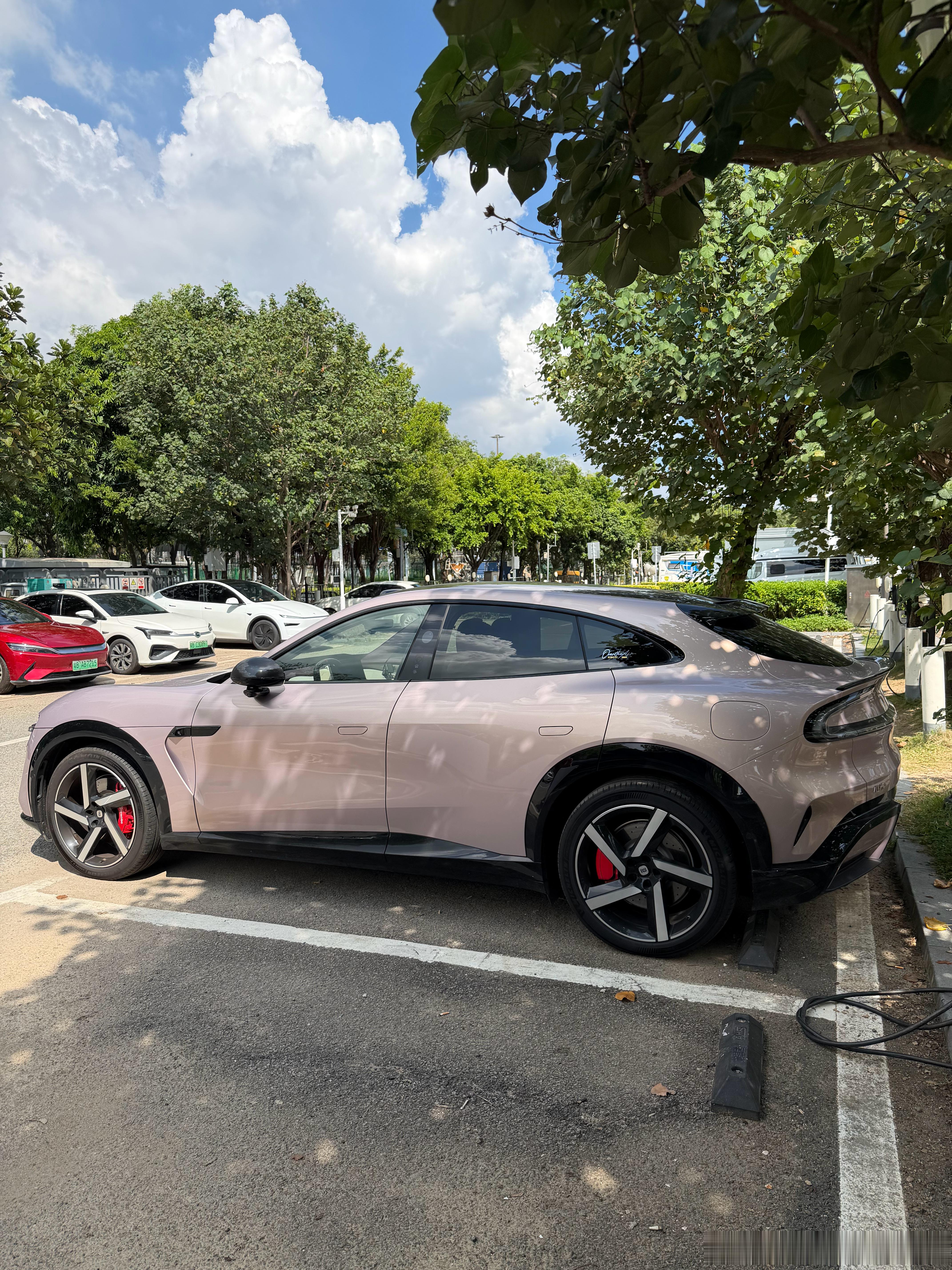 作为车主，我选择小米YU7其实就两句话，外观一见钟情看对眼了有想要深入了解的欲望