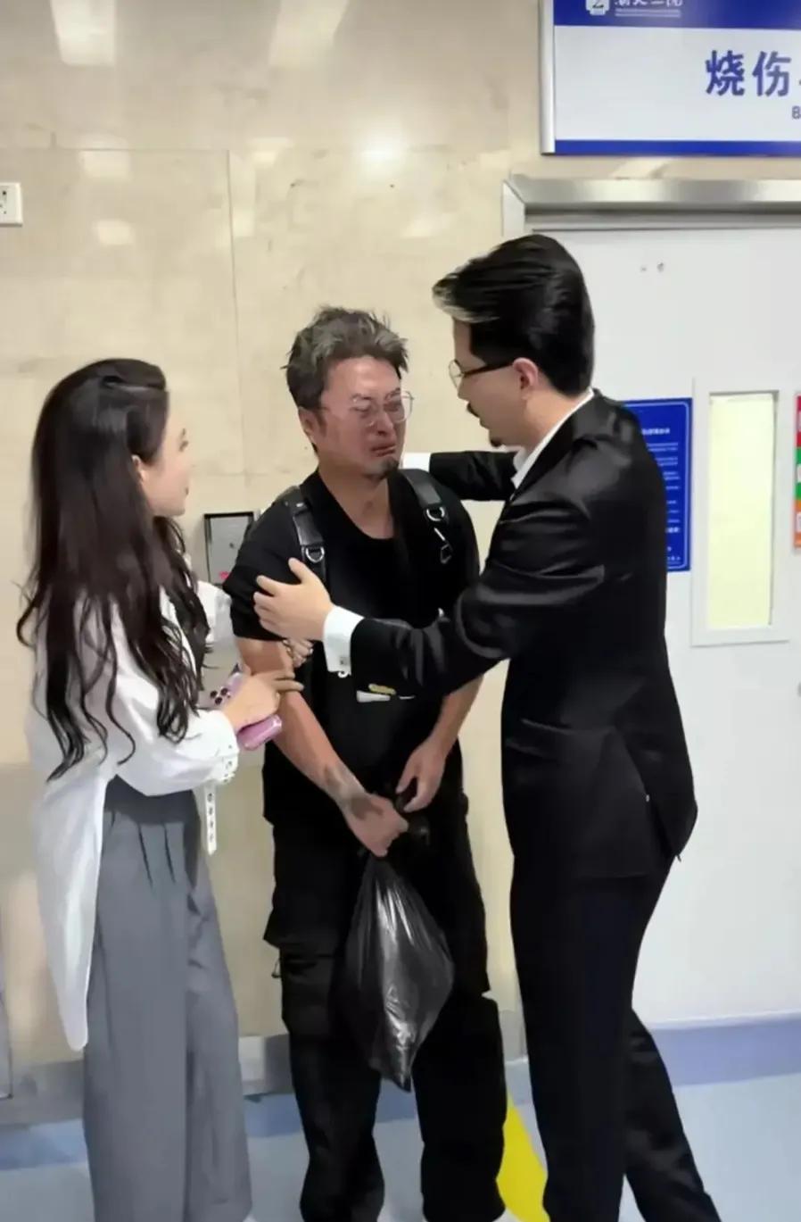 煤气罐爆炸后续：温情传递！

国岳夫妇直击人心，亲携三十万善款，温暖送达爆炸事故