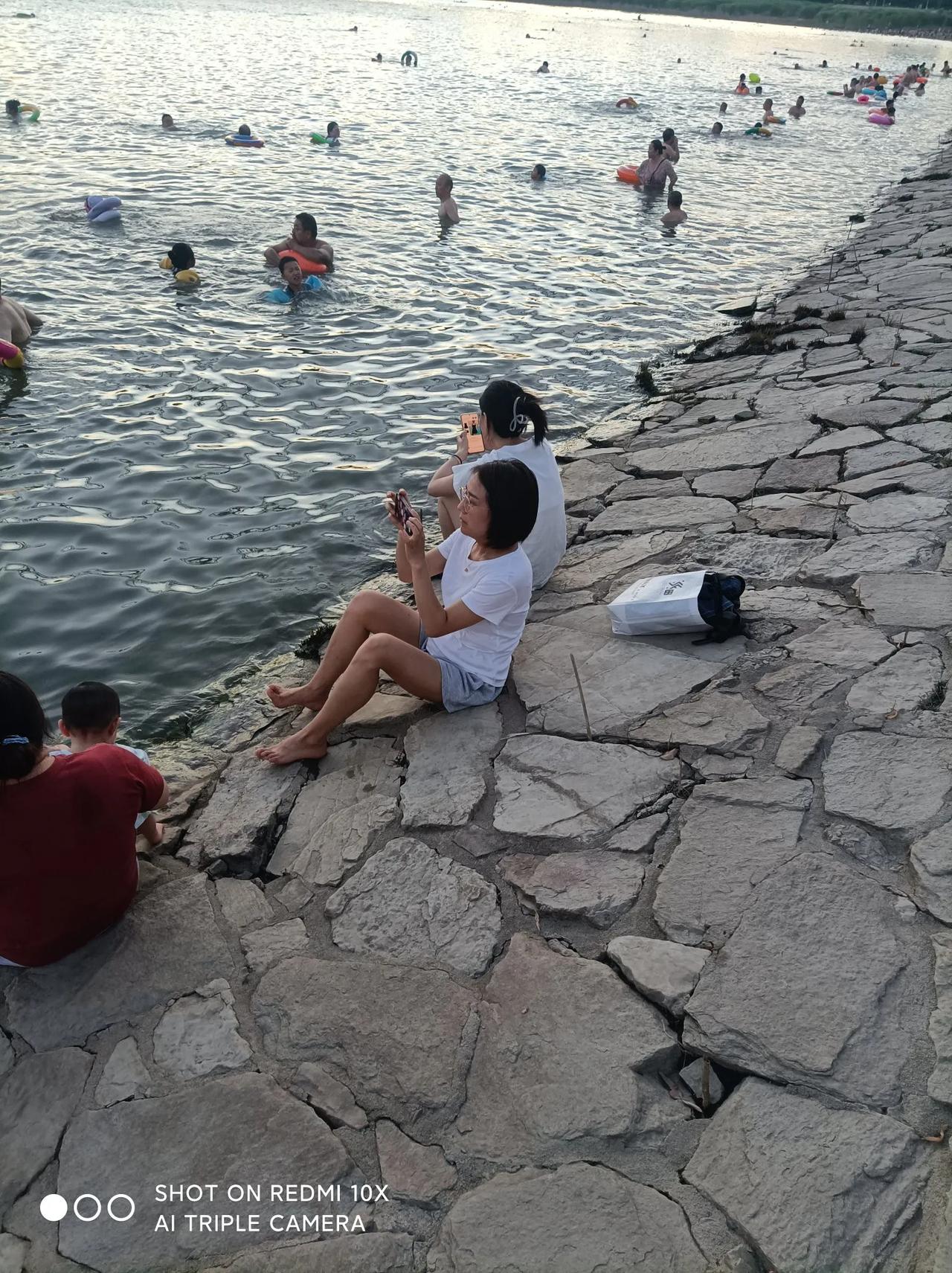 捕捉一一
江水荡漾、天然泳场；
水中消暑、岸边纳凉！
大人小孩、戏水多样，
我在