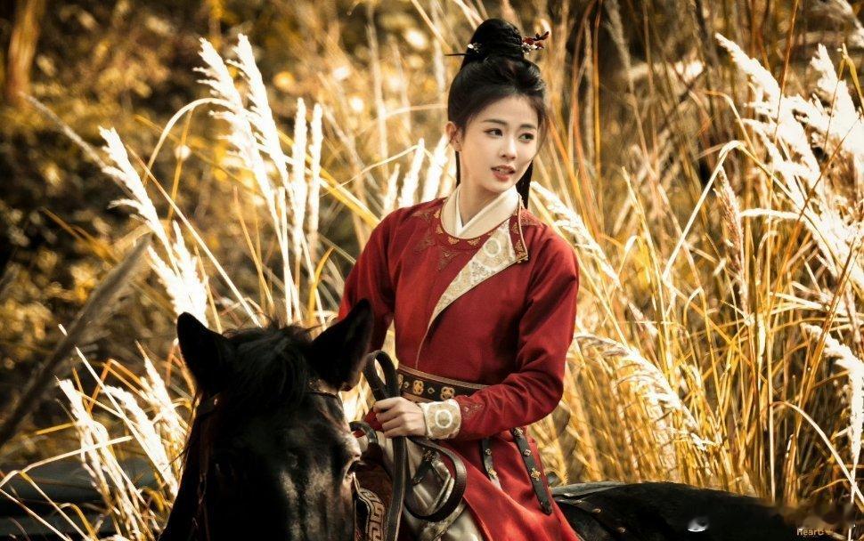 白鹿《唐宫奇案》红衣骑马路透，飒爽英姿引人注目。 