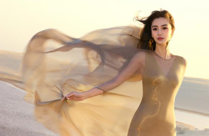 angelababy心向暖阳   angelababy瑞蛇迎新大片  新岁瑞蛇呈