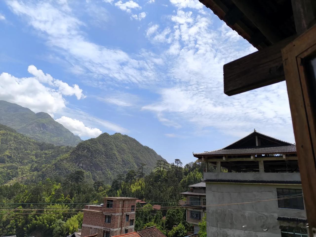 10年前，在元宝山风景区这间木屋里，主人曾用土腊肉,自己酿造的小锅头（米酒）热情