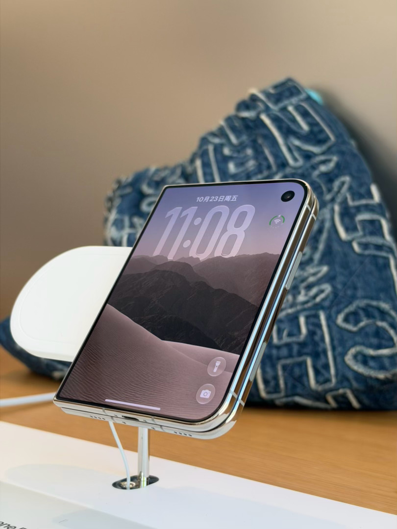 iPhoneDuo 浅浅上手看看[酷]质感确实不错哦而且铰链确实做得不错，这么小