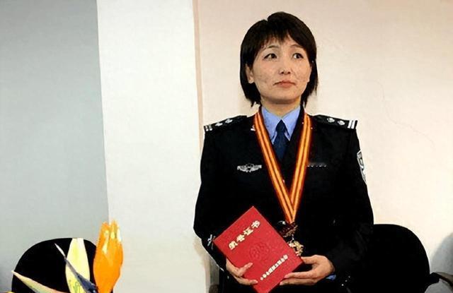 2006年，身陷囹圄的张高平偶然在监狱里看到电视上的女警官聂海芬，正对着镜头侃侃