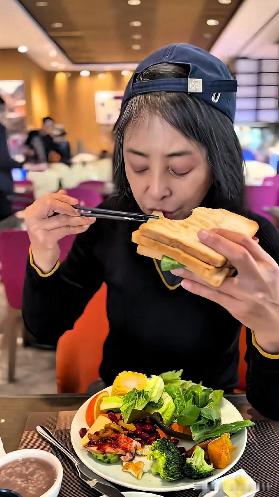 演员李勤勤是个实实在在的干饭人，她不论吃什么东西都特别的香，炸酱面是她最喜欢吃的