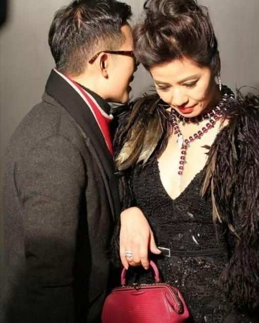 1983年，一个50岁的富商掏出一张100万的支票，色眯眯地对 钟楚红 说：“钟