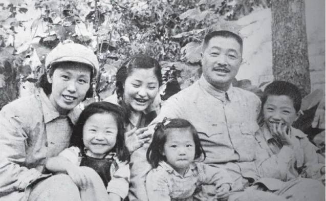 2001年3月28日，贺龙元帅之子贺鹏飞，因突发心脏病而猝然离。葬礼上，85岁的