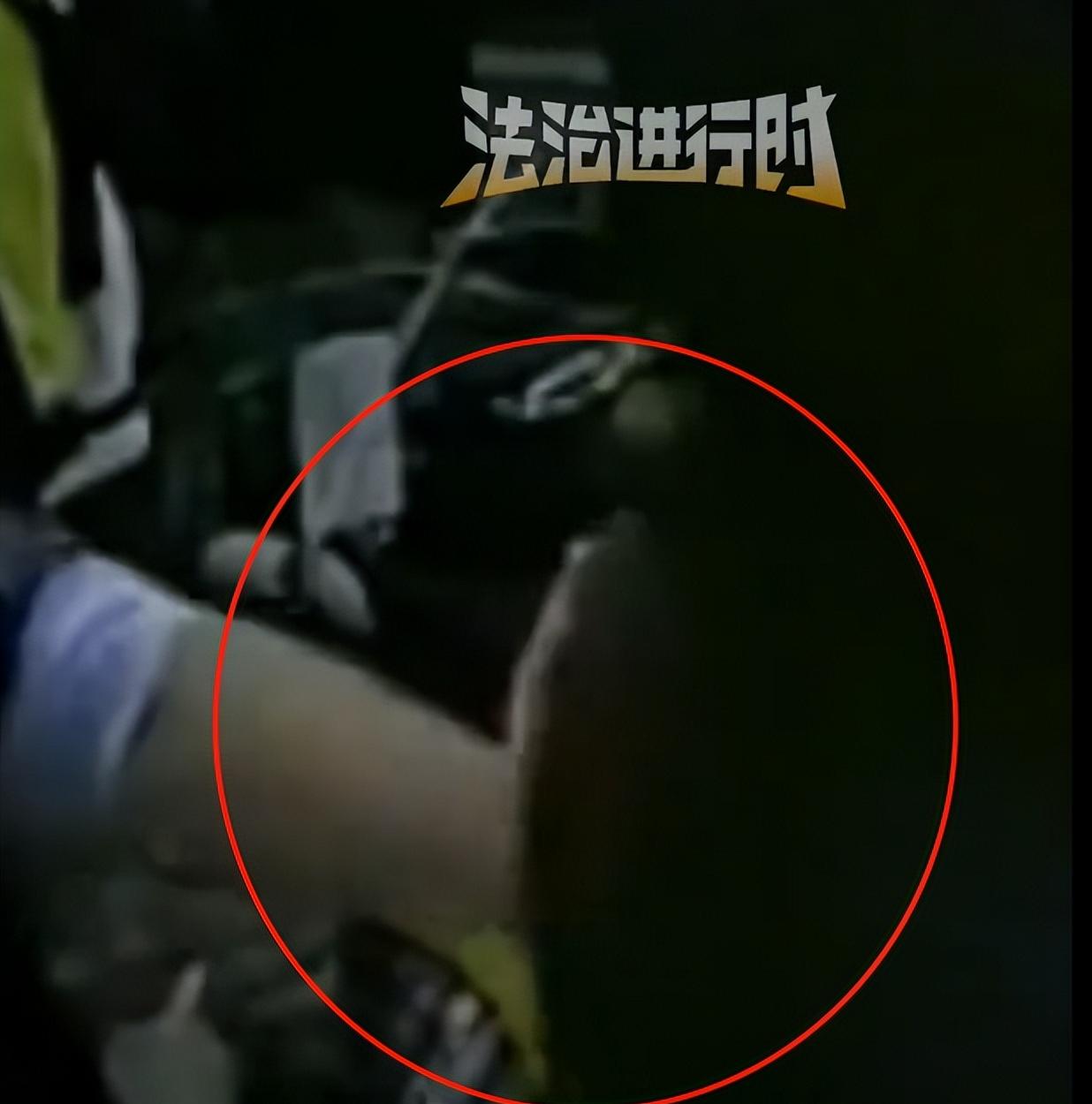 一男子进入服装店闲逛，看到一个美女子正在挑衣服，他一个没忍住，直接伸手触碰了女生