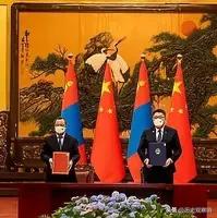 造成蒙古坐在金矿上要饭的原因之一就是左右摇摆，不能完全和中国合作，总以为找个第三