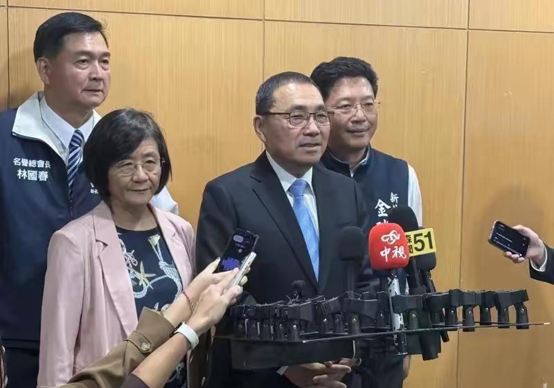 这个小警察出身的台湾省新北市小市长，看着土气挺老实，其实一肚子坏水，当年就跟陈水