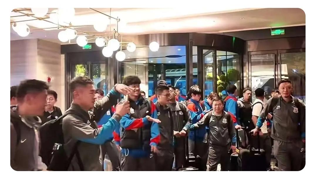 让人会心一笑，上海申花球员在济南打卡中超“著名景点”。泰山球迷也乐了：复刻中超名