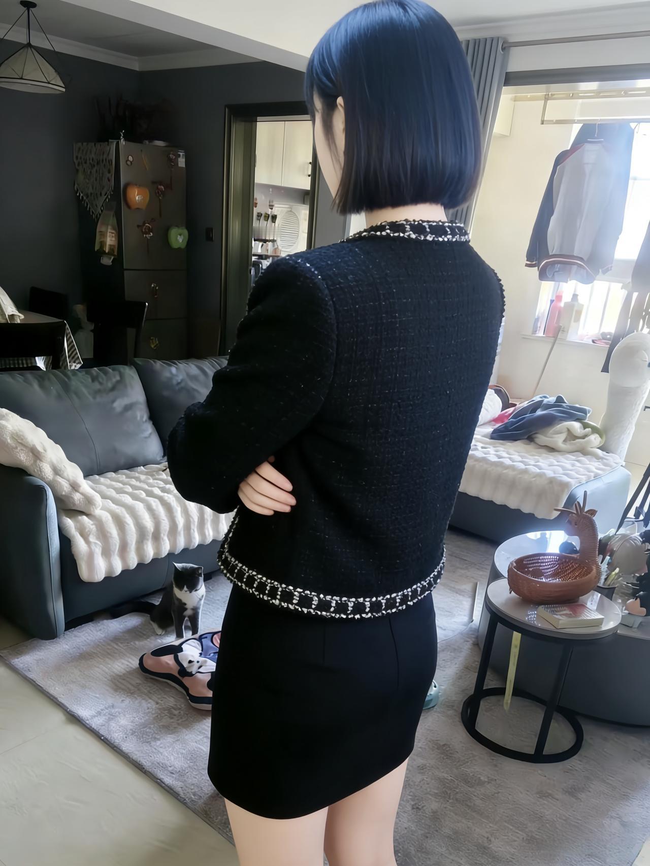 她背过身，把背影留给客厅
黑色小香风的纹路，织着精致
短发的蓝调，染了半分冷
指