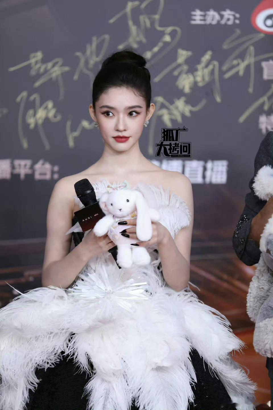 林允脚没沾地吗杨迪 林允脚没沾地吗林允红毯秒变天鹅湖公主！四人齐提裙摆美到脚不沾