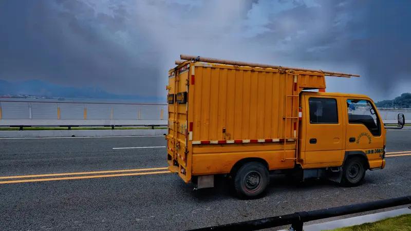 3月27日报道，新疆喀什，一女子怀疑丈夫出轨，大半夜挂在丈夫的货车尾跟踪，民警听