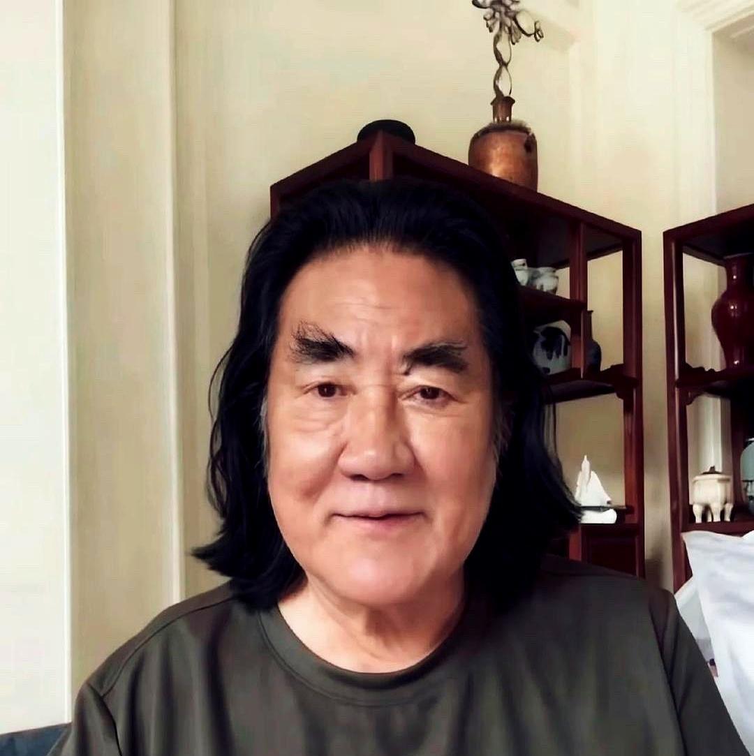 张纪中花了6800块，剃掉了留了30年的胡子，回家连保安都不让他进门。
网上都