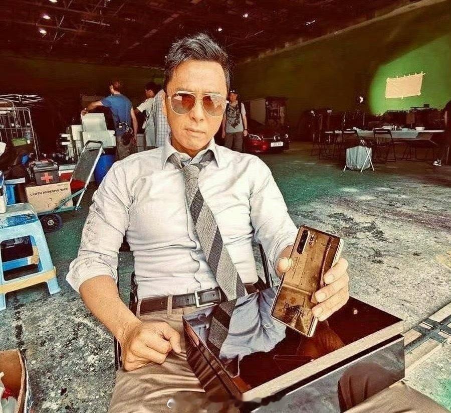 甄子丹定制的24K黄金版华为P30 Pro，六年前金价才三百多，现在金价九百多，