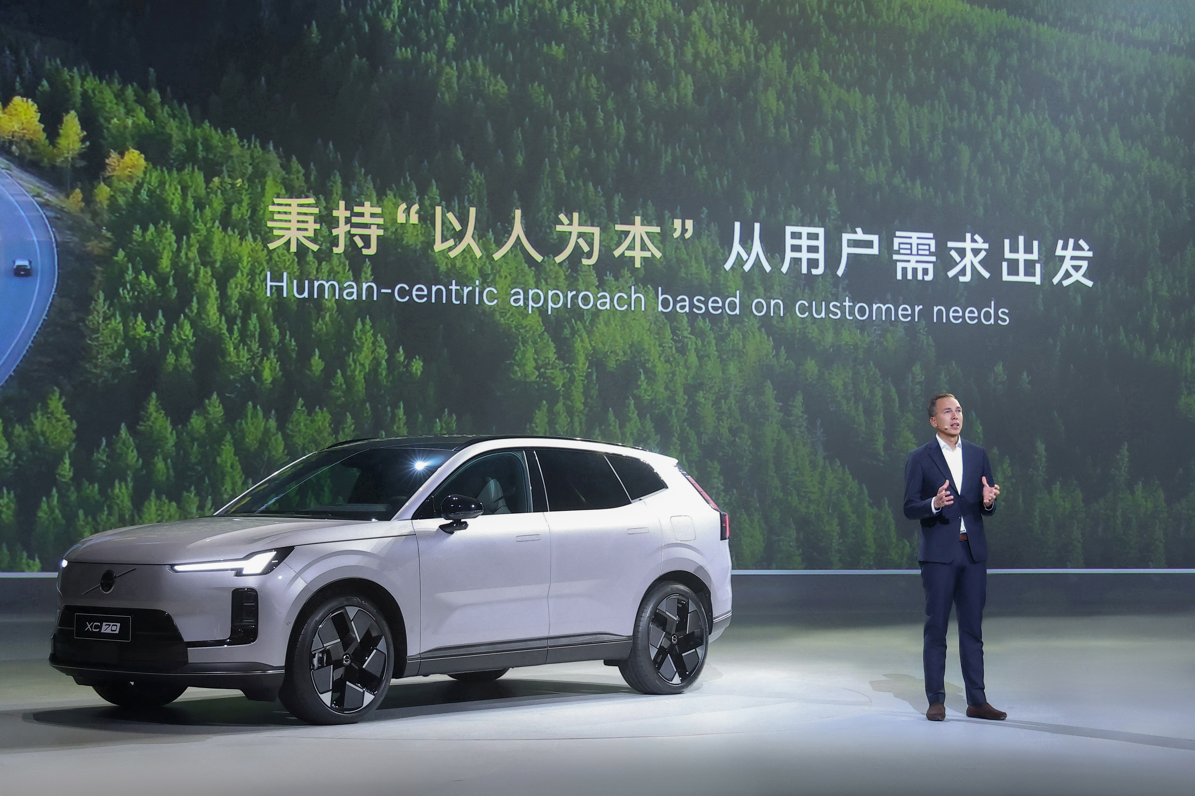 沃尔沃全新XC70全球首发  Q1：沃尔沃全新XC70的预售价格是多少？A：预售