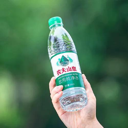 靠卖水成了中国首富的农夫山泉老总钟睒睒，最近是有点着急了。

先是打脸自己“做大