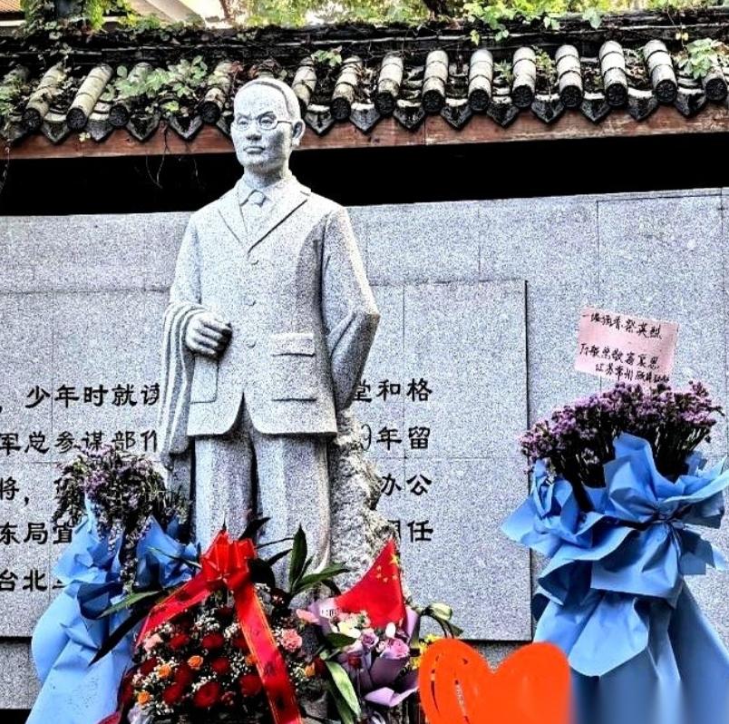 最狠的不是判吴石死刑。

最狠的是，蒋介石对着三个审判长说：你们判他死缓，我就判
