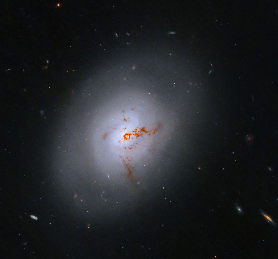 哈勃望远镜拍到了一个正在死去的星系。NGC 1266，距地球1亿光年，位于波江座
