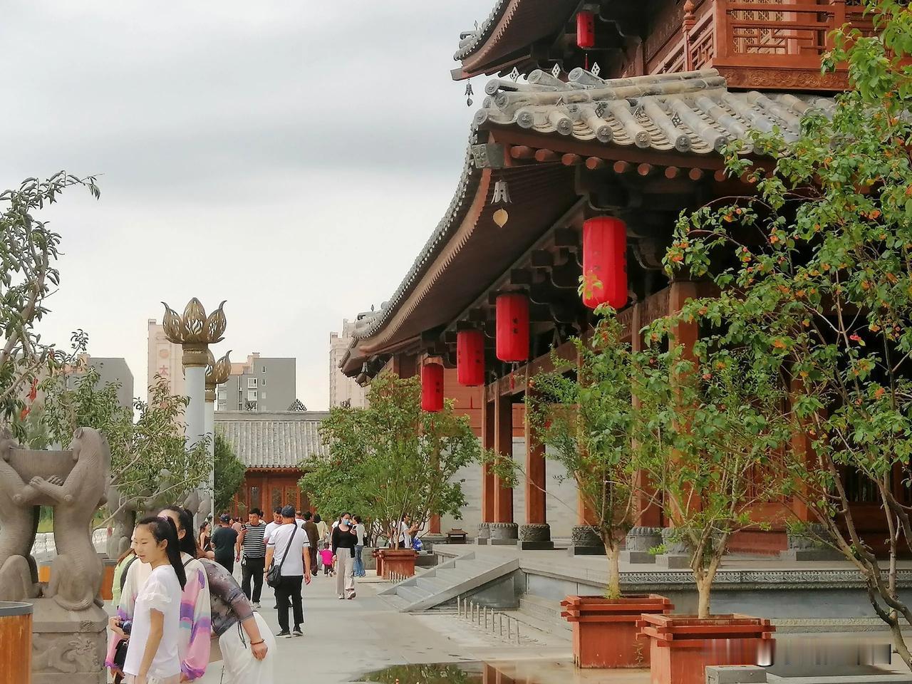 我仿佛走近了郦道元水经注中描写的水街盛景，这里就是紧邻大同古城的北魏文化园，在这