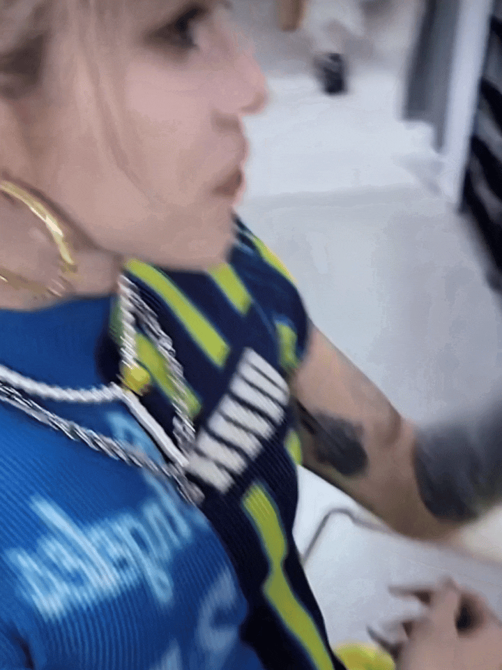 岳岳pinkray 我坤巴笑的 你妞看见镜头立刻表情管理 