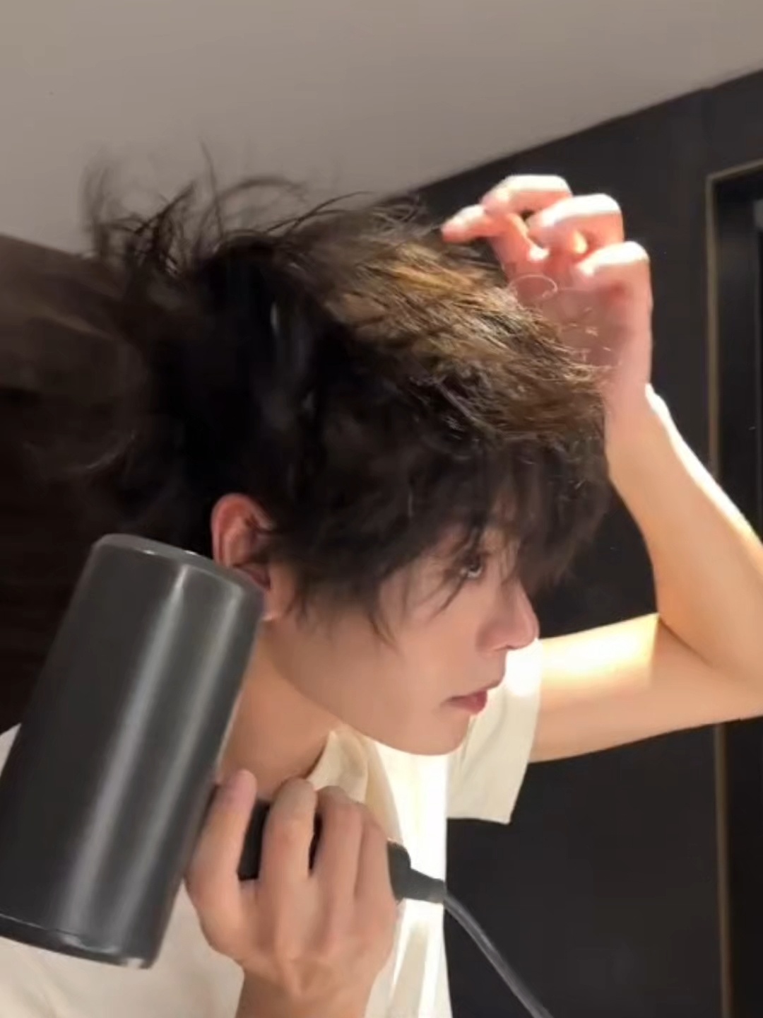 💓女友视角来的~每一根发丝都在发光，完全挪不开眼啊！肖宇梁氛围感