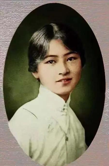 一身诗意千寻瀑，万古人间四月天   （珠乡小女）

林徽因，一个如诗般的女子，在