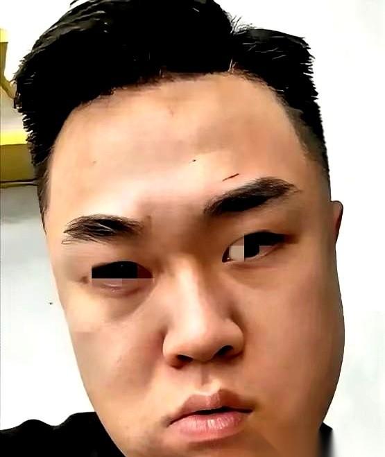 他手里的啤酒瓶，猛地砸在桌上，酒花四溅。这不是在酒馆，这是大白天，在客运站的售票