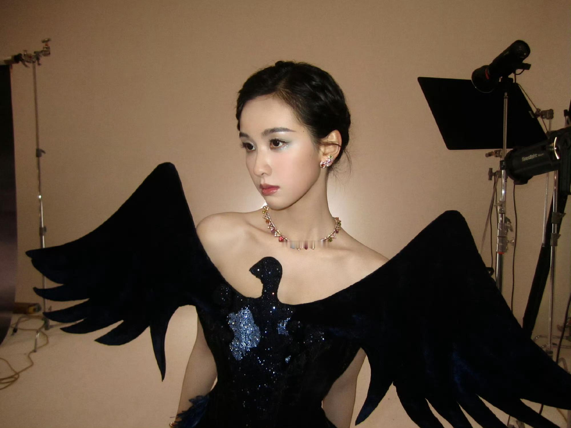 陈都灵暗黑羽翼秒变摩登女郎陈都灵暗黑明媚一键切换陈都灵VOGUE这身太美了! 好