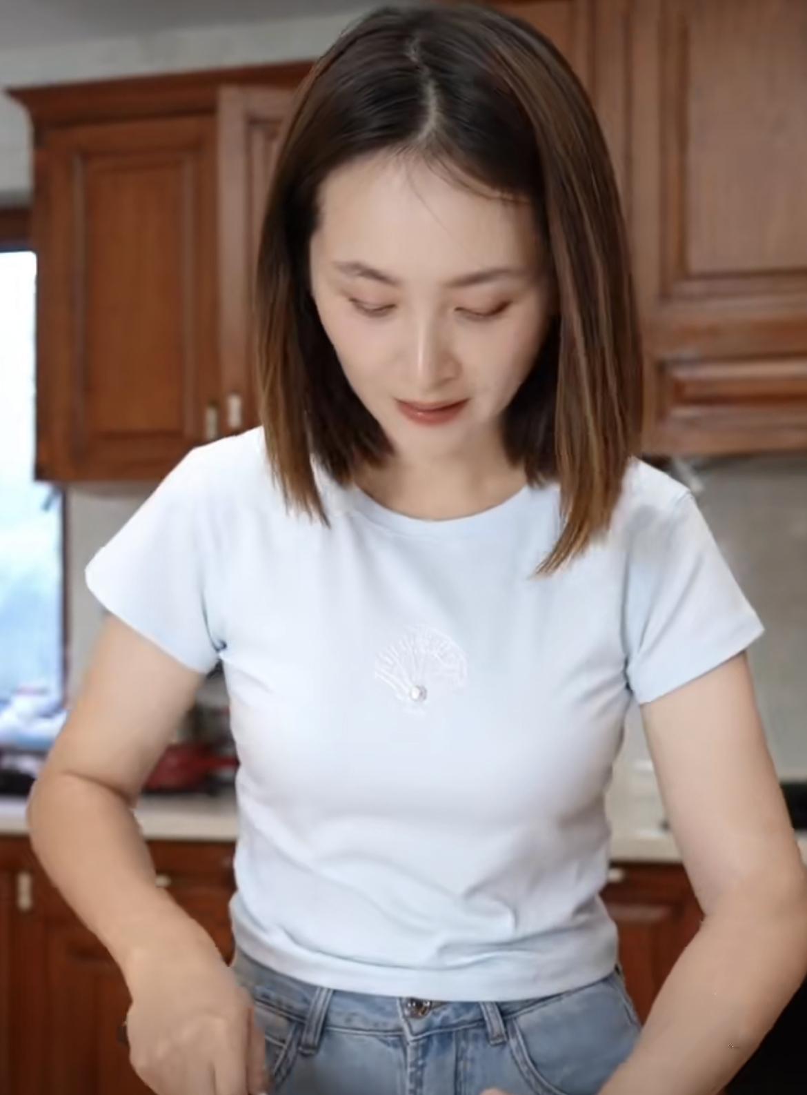 邓莎儿子11岁才146，急得她在饭里掺增高药，网友：要谨慎！

孩子的身高问题一