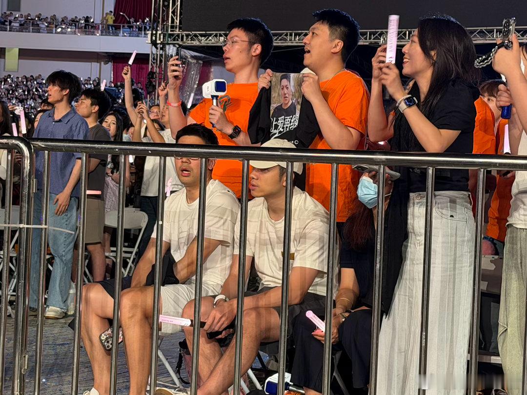 许昕现身陶喆演唱会 惊喜现身上海收官演唱会现场！白天活动刚结束，晚上就赶来支持陶