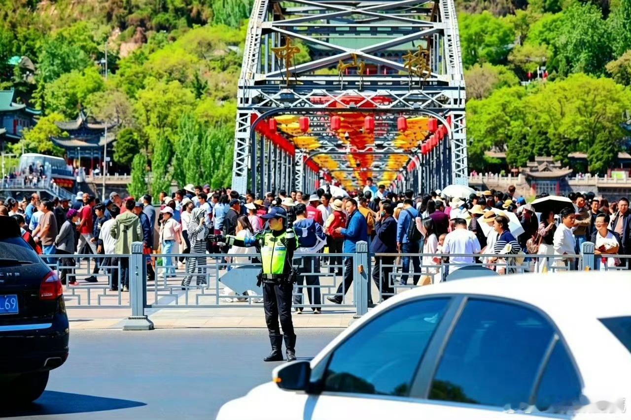 兰州公安五一平安答卷 兰州公安守护金城平安 从清晨“卯时勤务”到深夜铁骑巡防，兰