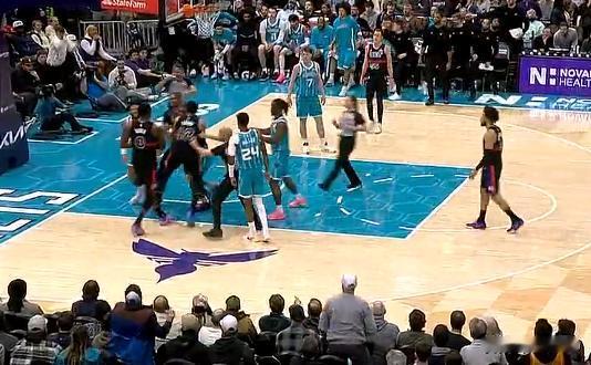 NBA火爆冲突！活塞黄蜂上演拳击大战，杜伦迪亚巴特互殴，斯图尔特替补冲场，四人直
