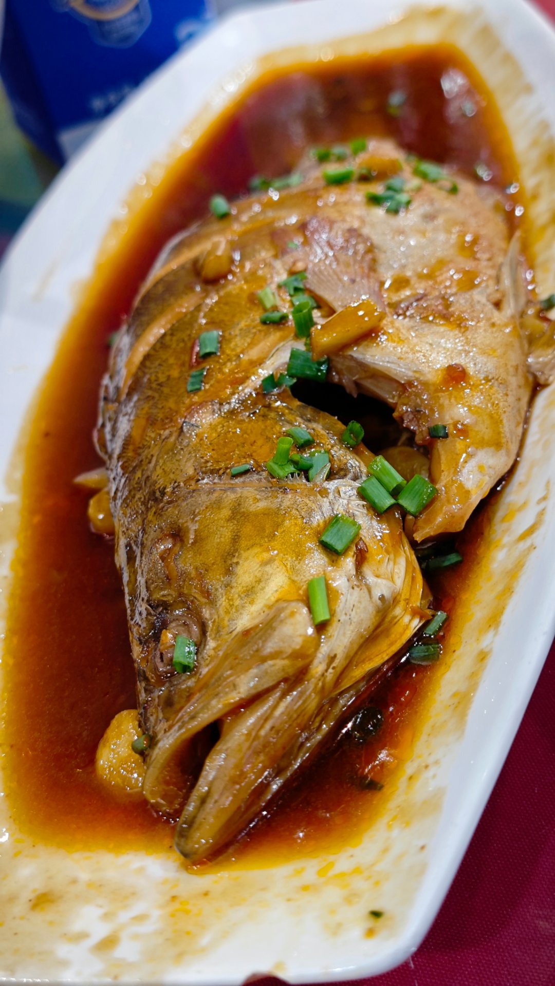 休宁状元宴，典型徽州菜：臭鳜鱼、蹄膀炖笋尖、小虾米、毛豆腐。 